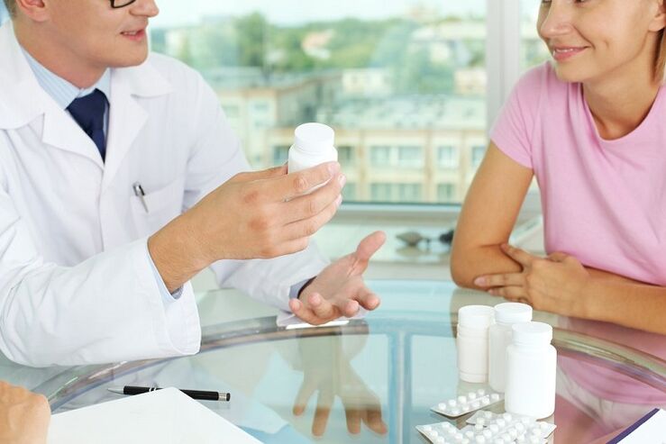 El médico prescribe pastillas para tratar las venas varicosas.